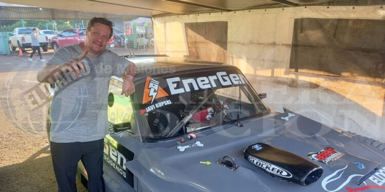 Y CÓMO NO ILUSIONARSE. Kupski y el Ford del obereño, que ayer hizo la pole y va por todo en la recta final del año.