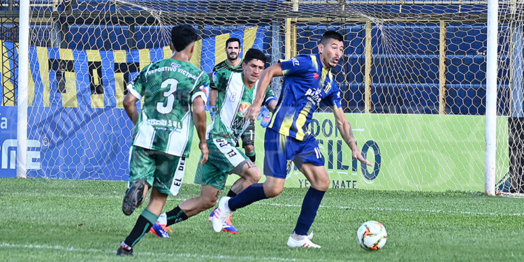 SIN LUGAR A DUDAS. Mauro Gómez y la pelota. El Auriazul fue una aplanadora y sumó un nuevo triunfo en casa.