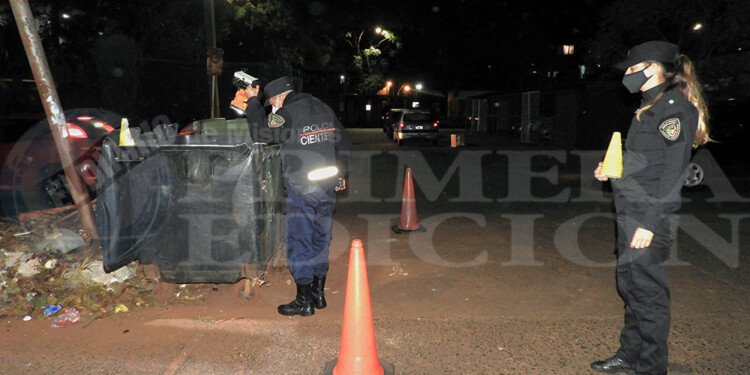JUEVES 17 DE JUNIO, 6.40. Dos barrenderos de la Municipalidad descubren la bolsa con el cuerpo del bebé sobre la avenida Andresito casi Lavalle en el barrio Cristo Rey.