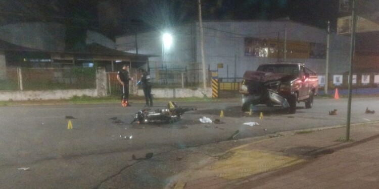 LA ESCENA. La motocicleta en la que se desplazaba la víctima fatal y la camioneta involucrada en el choque.