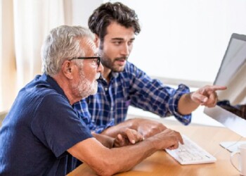 Estafas virtuales: adultos mayores aprenden sobre tecnología para no caer en engaños