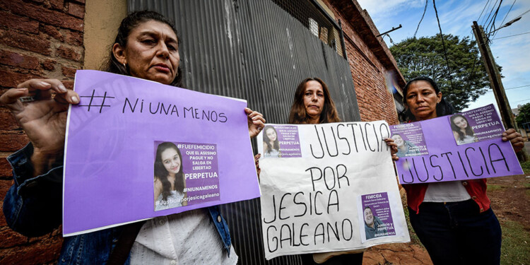 LUCHA. La familia de la joven frente al Juzgado de Instrucción 7 de Posadas, en una movilización tras el hecho. (Foto: Marcos Otaño)