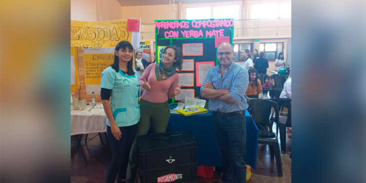 CIENCIAS. Paola, en la feria de ciencias con José Hreñuk de Rosamonte y Avelina Vizcaichipi del programa “Cachapé viajero”.