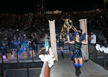 Alegría y ritmo total en la primera noche del Show de Scolas de la Estudiantina posadeña