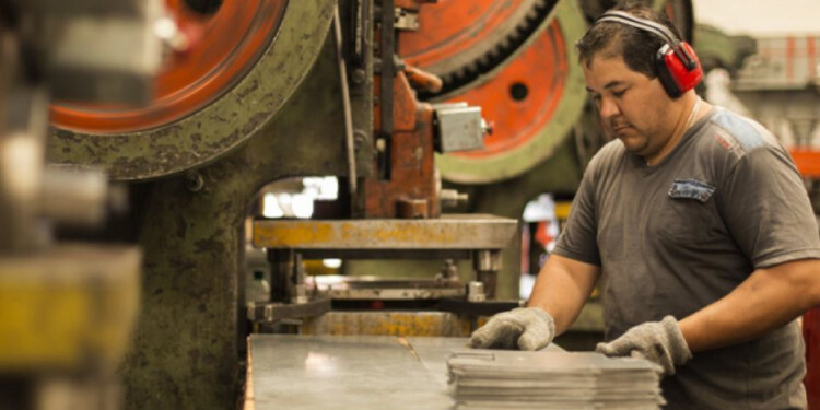 SIN RECUPERACIÓN. El empleo formal en Misiones no logra levantarse de la motosierra y el ajuste.