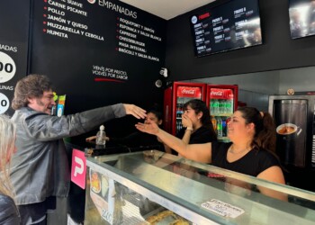 Javier Milei visitó el local de empanadas donde se refugió el youtuber Fran Fijap