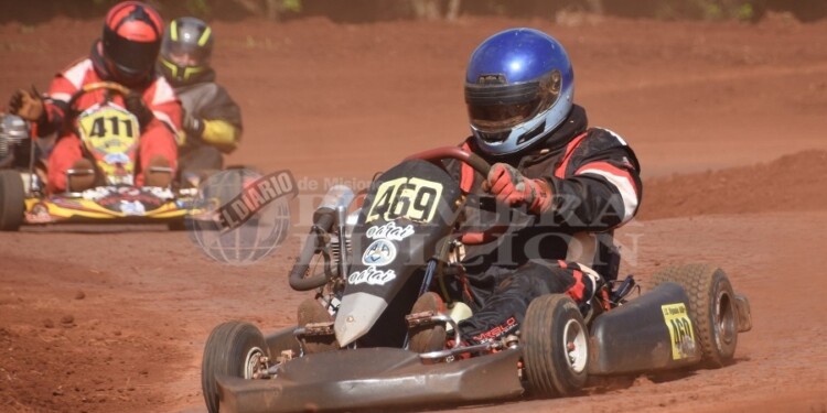 HORA DE FESTEJAR. El posadeño Vignolo terminó segundo en Veteranos y se consagró campeón de la categoría. Raúl Zarza ganó la final en el Nichueda.