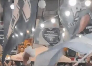 Fanáticos de La Renga hicieron un banderazo en el santuario de Maradona en Nápoles