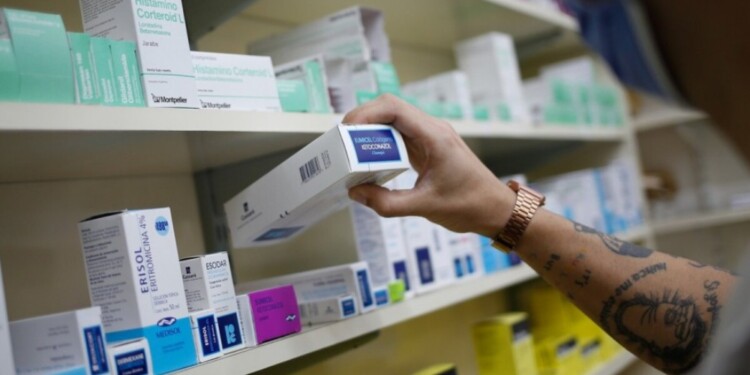 ASESORAMIENTO. La compra en farmacias habilitadas asegura confiabilidad y atención profesional.