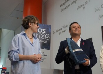 Habilitan un contenedor para recolección de jeans en desuso que luego se convertirán en mochilas