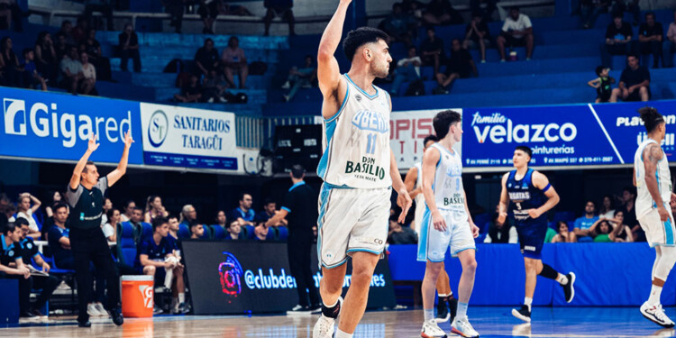 LO FESTEJA. Agustín Brocal (11) fue uno de los abanderados del triunfo Celeste con un buen aporte: anotó 17 puntos.