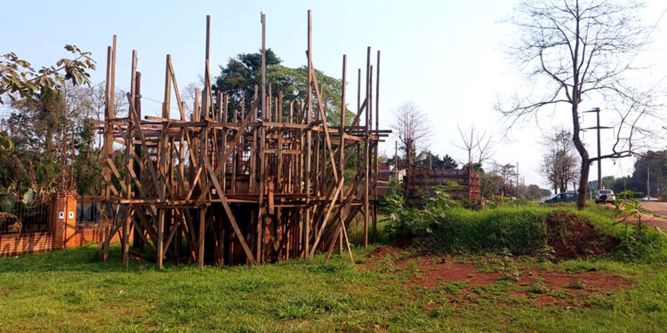 ABANDONO. En el obrador se encuentra un aparatoso andamio abandonado y un inicio de construcción ruinoso.
