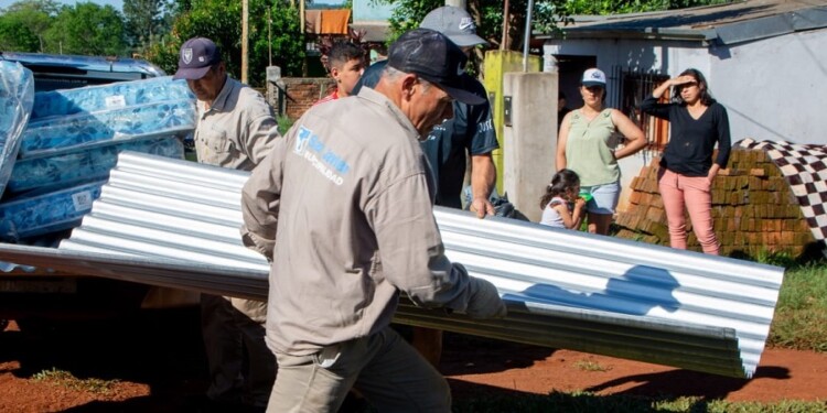 IMAGEN ACTUALIZADA. Los vecinos del barrio Santa Rita, luego de soportar la lluvia de la madrugada y protestar por la asistencia que consideraban inconclusa, a la tarde recibieron chapas y colchones que aún faltaban en varias casas.