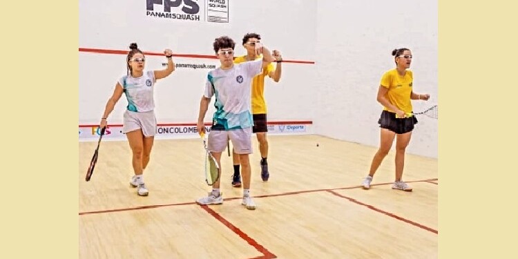 EN CANCHA. Paula en acción en la final de dobles mixto, junto a Portabales.