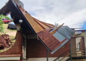 Ráfagas de hasta 48 km/h destecharon decenas de casas en Montecarlo