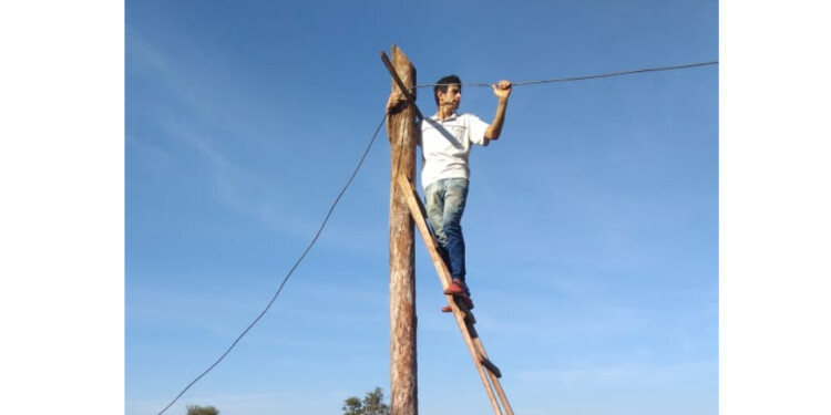 INFORMAL. Los vecinos hicieron su propio tendido eléctrico hace tres años y están todos enganchados a una línea que pasa frente al barrio.
