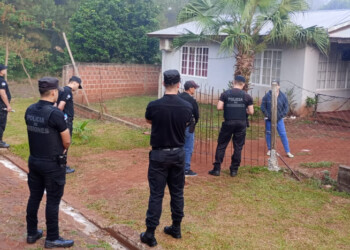 Allanan la casa y secuestran el celular a la madre de conductor prófugo