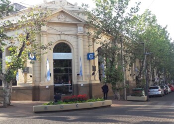 El Gobierno anunció los cierres de sucursales del Banco Nación en municipios que “abusen” con las subas de tasas