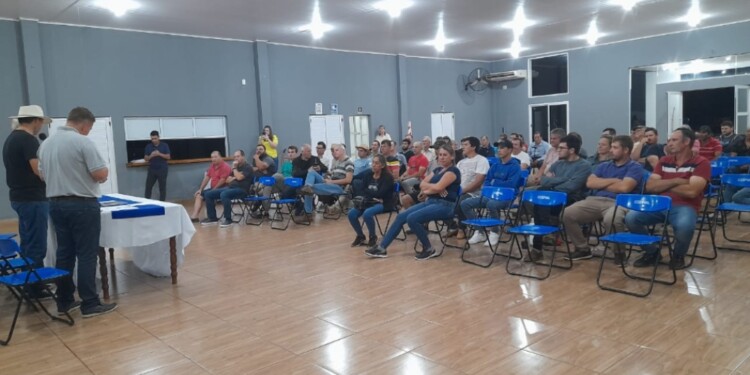 EN ANDRESITO. En la noche del martes se realizó la segunda reunión. En Salto Encantado habían pedido $390.