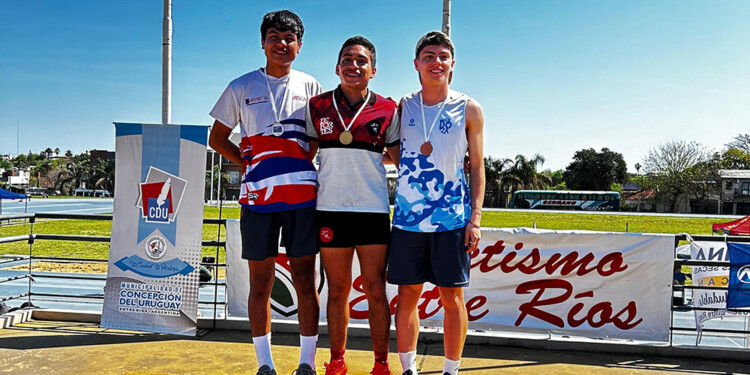 ORGULLO. Fleitas, en el podio junto a Albarracín Castillo y Salgado.