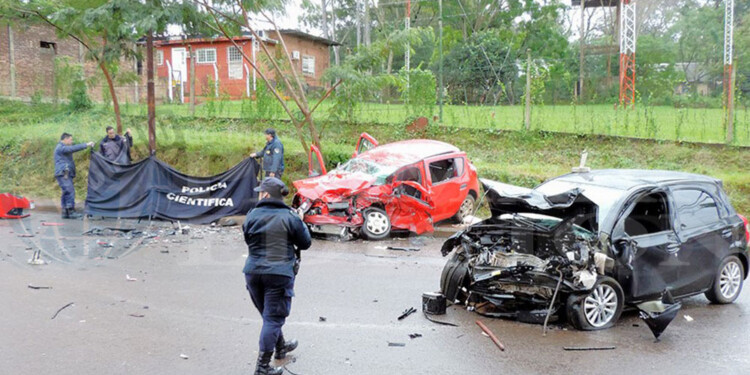 INCOMPRENSIBLE. El automóvil donde viajaban las víctimas fatales (izquierda) y el Toyota Etios que era guiado por el joven imputado.