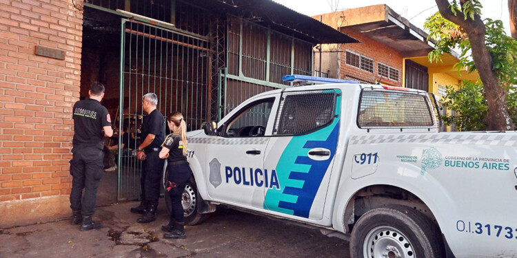 IN SITU. En un domicilio de avenida Lavalle casi Santa Cruz hubo nutrida presencia policial bonaerense.