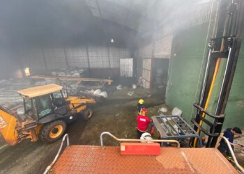 Bomberos trabajan para apagar el incendio de un depósito de yerba mate de Oberá