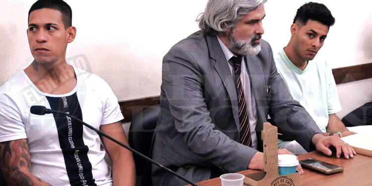 ACUSADOS Y DEFENSA. Brayan Casso Acosta (izquierda), Mario Ramírez (defensor oficial) y José Ramón Ramírez (derecha).