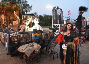 Estudiantes posadeños exponen con orgullo sus carrozas y trajes en el Parque La Cascada