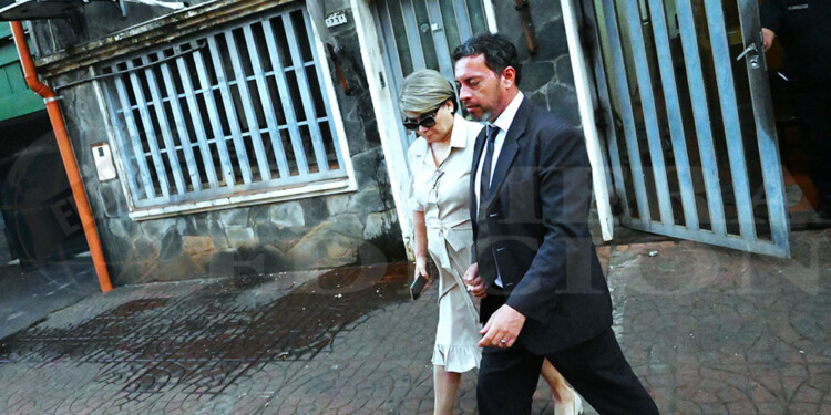 ELVA BENÍTEZ. La responsable legal se retira del Juzgado de Instrucción 6 acompañada por uno de los abogados particulares.