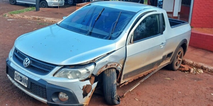 DAÑOS. Así quedó la camioneta Volkswagen Saveiro tras el doble choque.