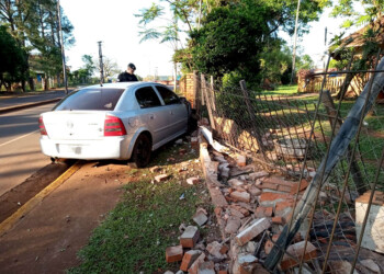 Despiste y colisión en Montecarlo: un vehículo impactó contra un muro perimetral