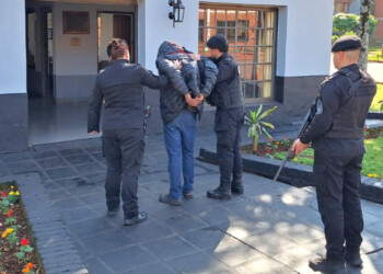 Estafó a los clientes y hasta vendió partes del Ford Falcon de su patrón