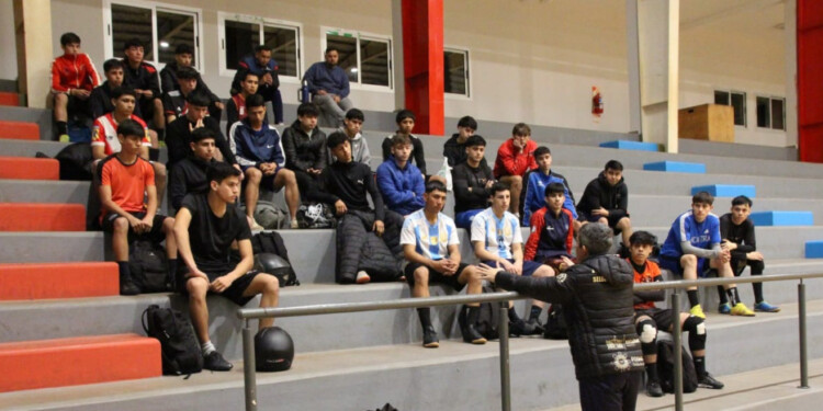 EQUIPO. Guerrero, entrenador del plantel, ya tiene todo listo para el viaje.