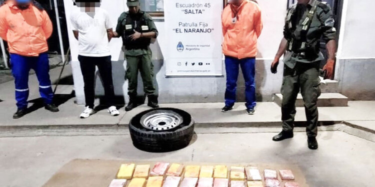 DETENCIÓN EN FLAGRANCIA. El misionero (remera blanca) fue atrapado por la Unidad de Investigaciones Judiciales “Salta”.