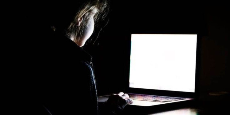 VÍA DE ACOSO. Internet, mediante cualquier dispositivo, facilita el contacto del pedófilo.