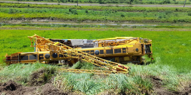 DESTROZADA. En la costa paraguaya están esperando el resultado del peritaje para saber los daños de la grúa.