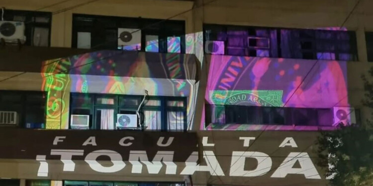 TOMA ACTIVA. Estudiantes autoconvocados mantienen la toma activa de Humanidades.