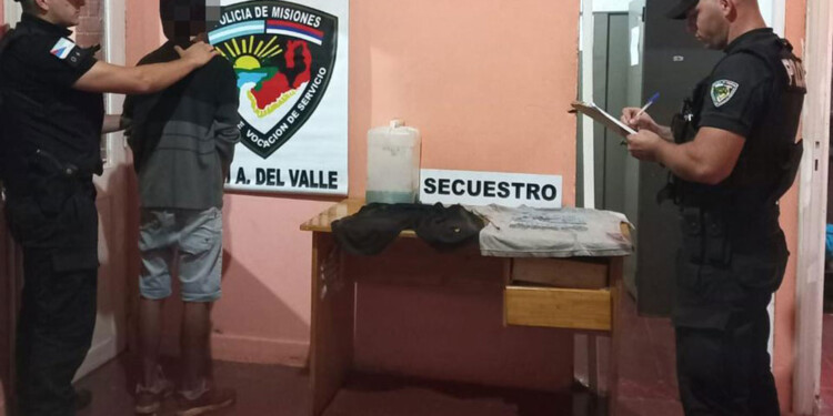 SEGUIRÁ TRAS LAS REJAS. El sospechoso y el bidón de nafta que le incautó la policía el día del hecho.