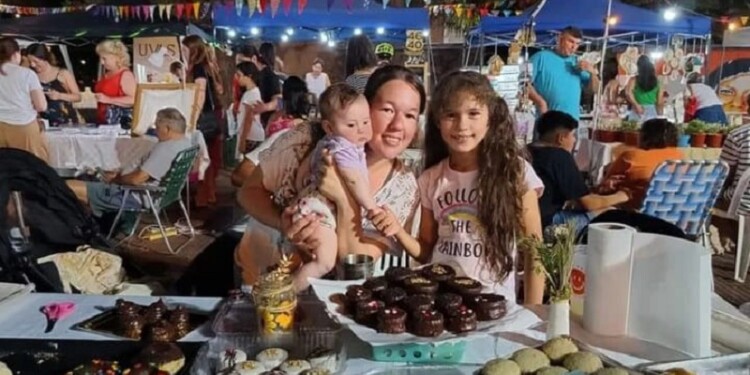 La emprendedora Jesica Lovera con sus hijas. Su emprendimiento es @lucys_pasteleria_ok