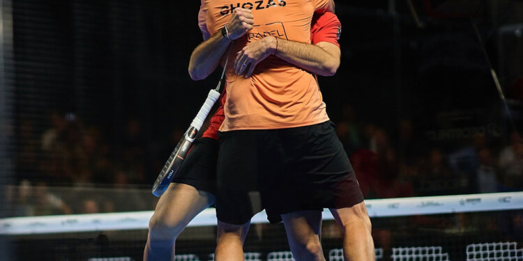 CON TODO. Leo abraza a Chozas. La dupla quiere seguir escalando posiciones.