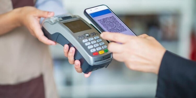 ILEGAL. En el artículo 2 de la Resolución 7/2002 de la Secretaría de la Competencia, Desregulación y Defensa del Consumidor se prohíbe diferenciar los precios entre pagos en efectivo y otros medios.