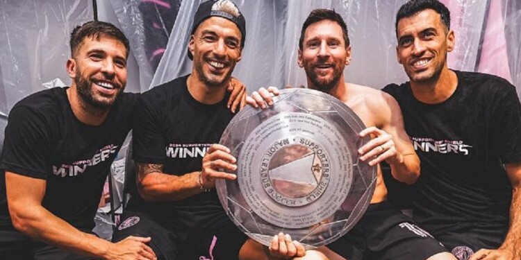 Jordi Alba, Luis Suárez, Lionel Messi y Sergio Busquets con la Supporters Shield. Entre los cuatro acumulan 129 títulos.