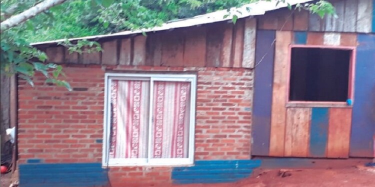 La escena del trágico episodio. A la izquierda, el ventanal en el que la quinceañera halló la muerte