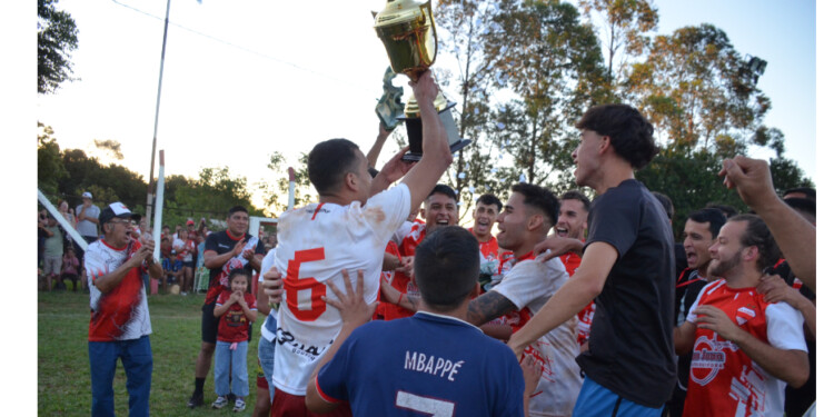 A DAR LA VUELTA. La fiesta copó nuevamente el estadio Juan Cáceres.