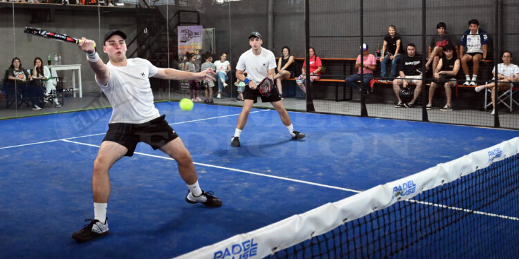 EN ACCIÓN. Las parejas buscan un lugar en semis y finales para levantar el trofeo hoy en el cierre del torneo.