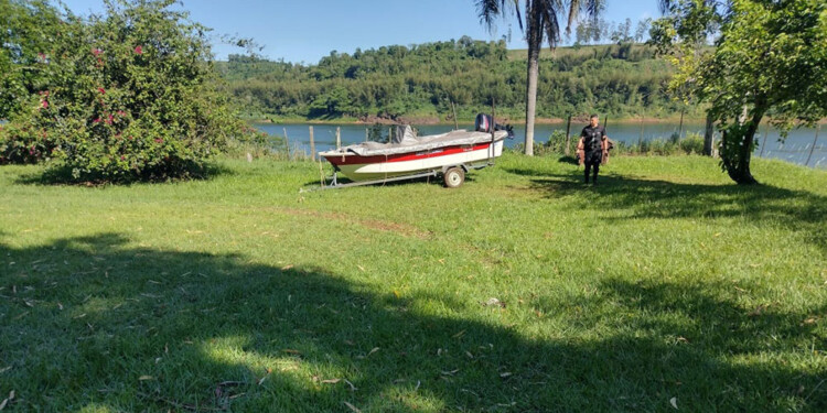 LUGAR. Efectivos de la Unidad Regional III con las primeras pericias en el lugar mientras continúa la búsqueda.