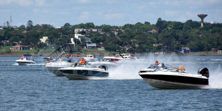 LARGARON. Las más de cien lanchas, en la largada de ayer por la tarde, frente al monumento a Andresito. Competidores de toda la región van por el primer puesto y los premios a sortear hoy.