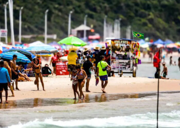Cómo pagar con pesos en las playas de Brasil a través de una app