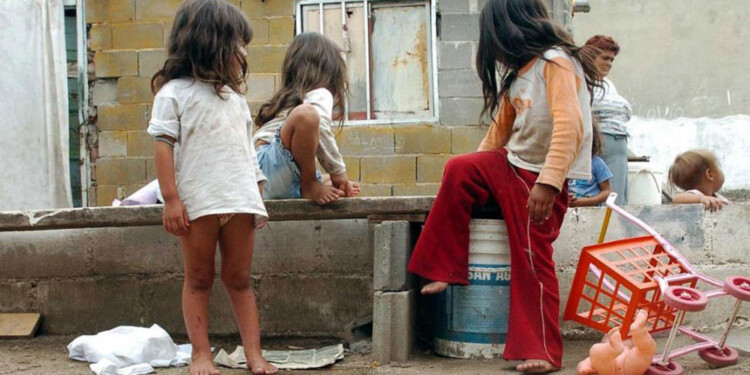 REALIDAD. Entre el segundo semestre de 2023 y el primero del 2024, la población en situación de indigencia pasó del 12,3% al 18,1% y en situación de pobreza pasó del 41,9% al 52,9% (UCA).